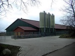 Putenstall mit Strohlagerhalle